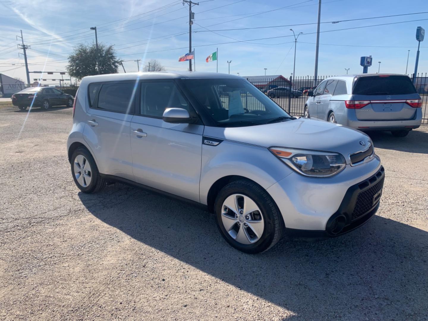 2015 SILVER /Black Kia Soul (KNDJN2A20F7) with an 1.6L engine, AUTOMATIC transmission, located at 1830 North Belt Line Road, Irving, TX, 75061, (469) 524-0199, 32.834373, -96.993584 - Photo#6